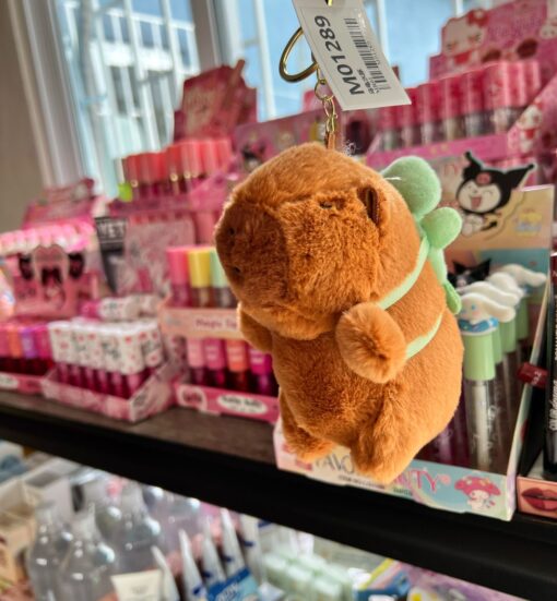 Llavero peluche Capibara con mochilita de tortuga 💖